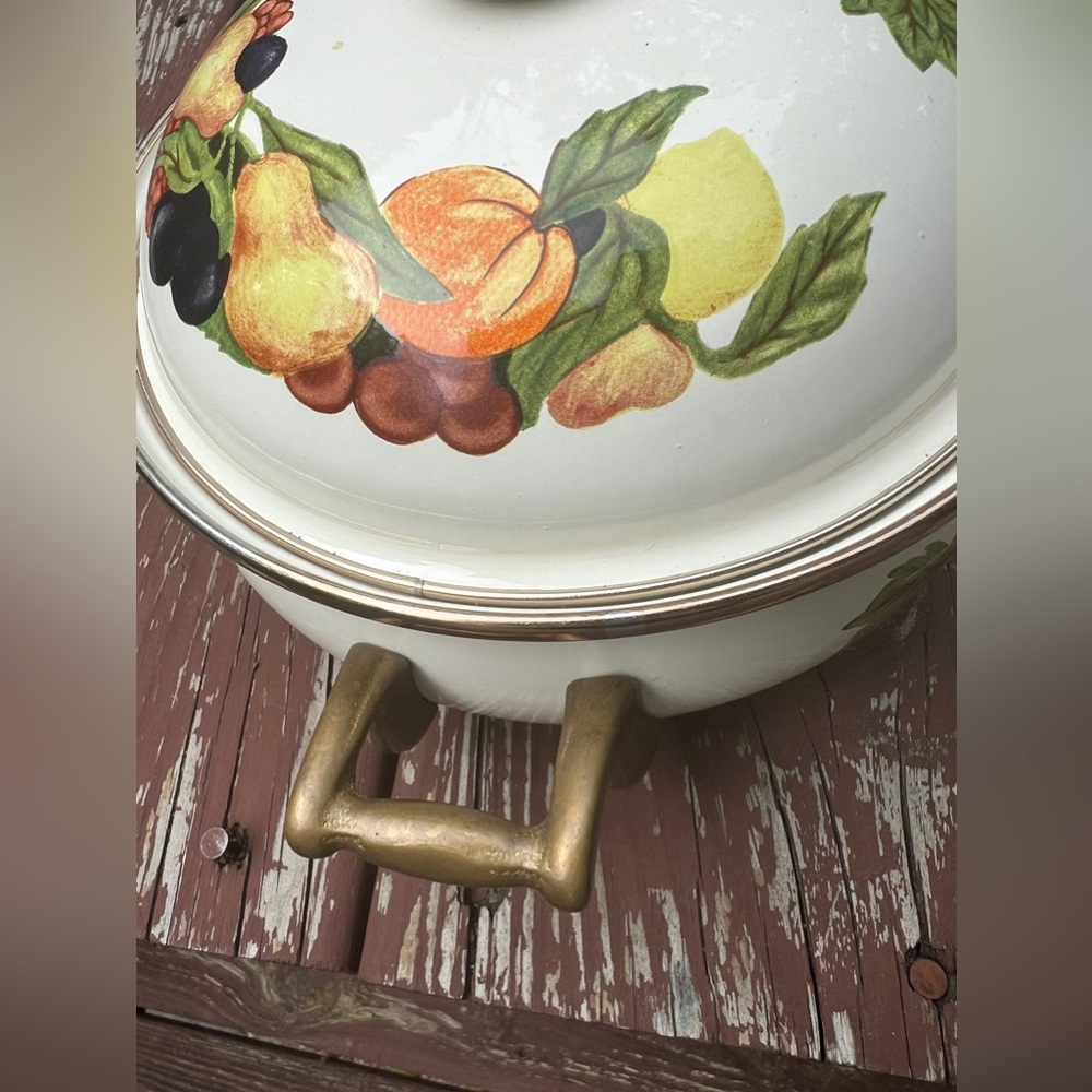 Vintage Regency Club 8" Covered Saucepan Enamel Fruit Design & Brass Handle|Chef - Picture 15 of 16